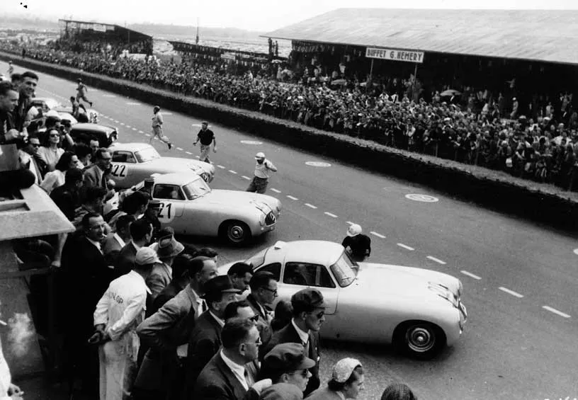 300 SL (au 1er plan) aux 24h du Mans 1952