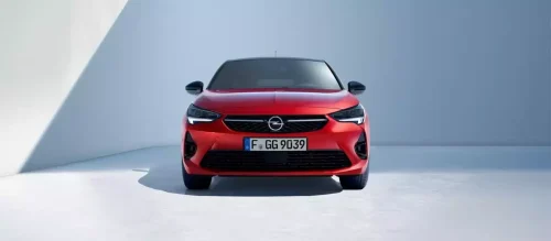 Opel corsa rouge vue de face