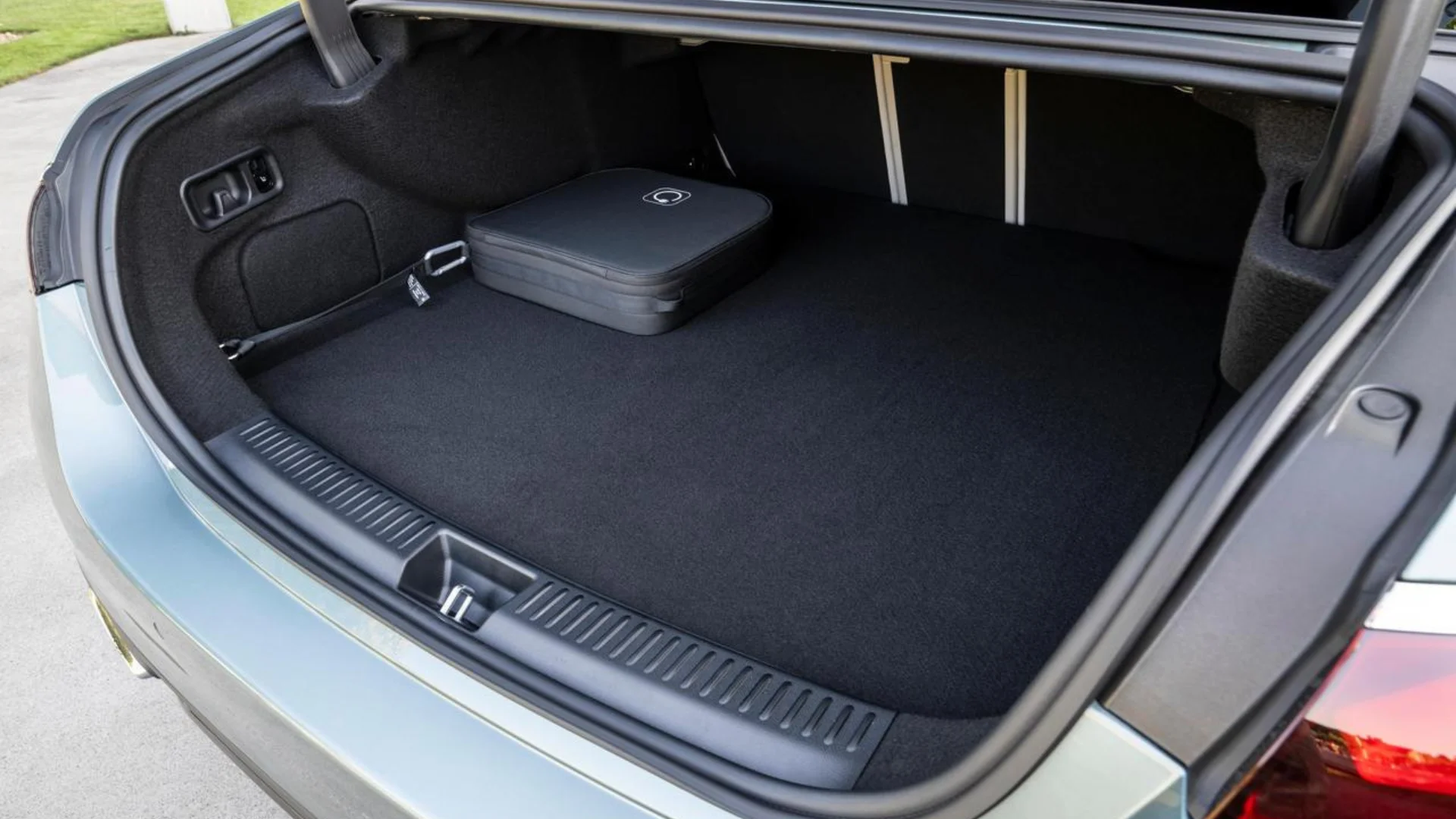 Thot - votre workspace 72 coffre Mercedes Classe E 1 830 litres
