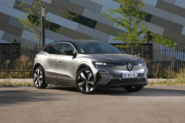 Renault megane e-tech face avant